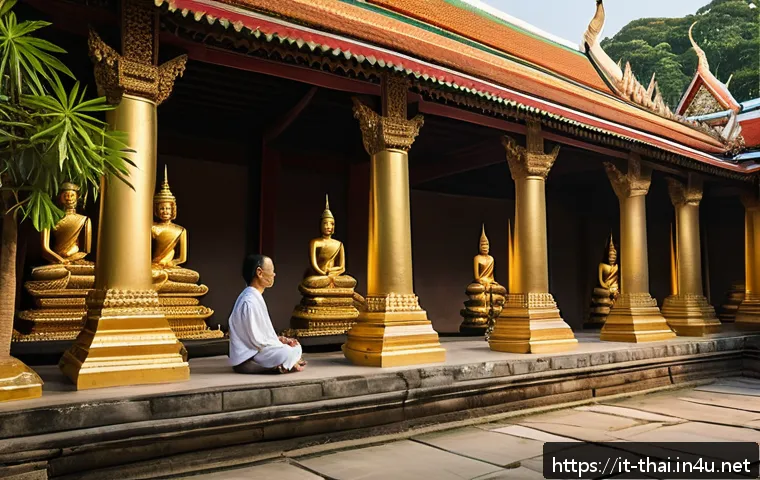 태국에서 사원 방문 규칙 - A serene scene of a traditional Thai temple courtyard during early morning, bathed in soft golden li...
