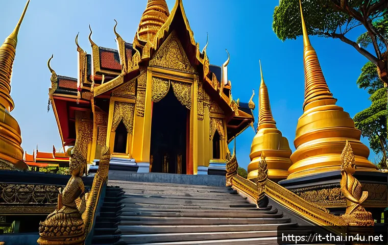 태국 사원의 종류 - A majestic royal Thai temple at sunrise, featuring intricate golden spires and vibrant, richly decor...